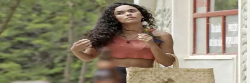 Beleza de Cleo chama atenção por onde passa